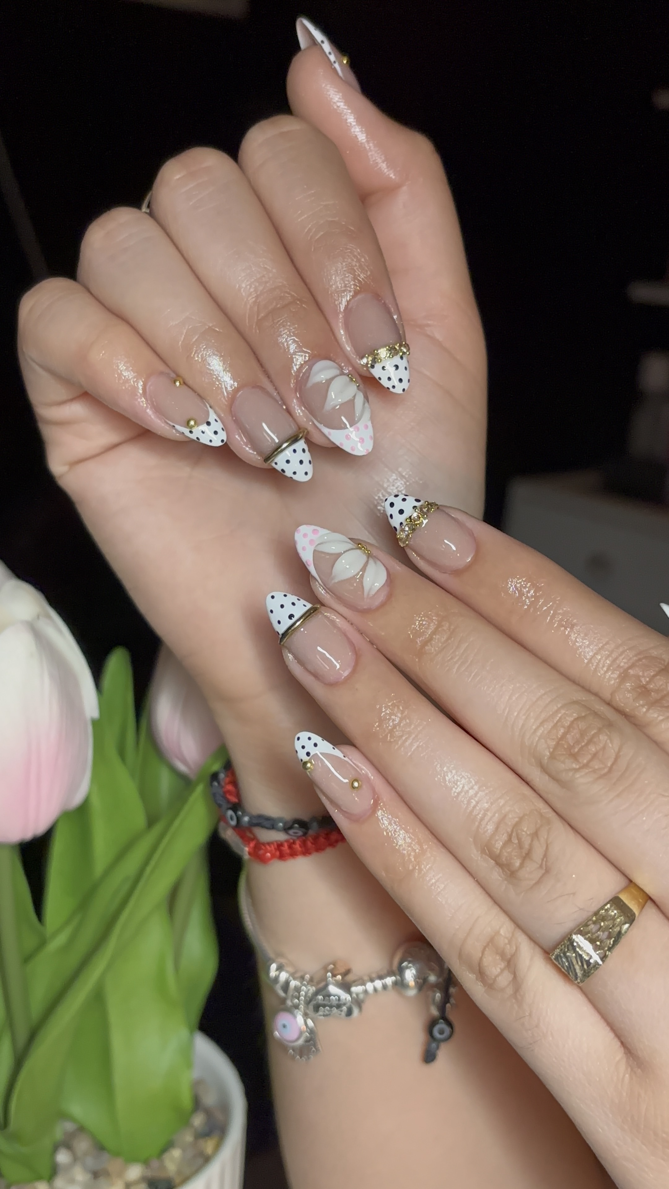 Ale Studio manicure with white dotted tips and gold details
